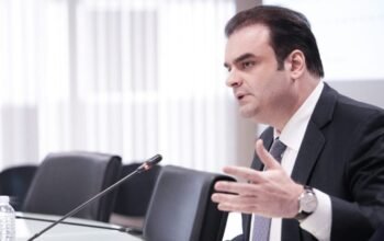 Πιερρακάκης: Το Δημόσιο δεν θα ασκήσει ένδικα μέσα για τις αποζημιώσεις συγγενών θυμάτων στα Τέμπη