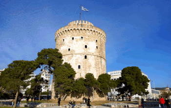 Θεσσαλονίκη: Κινητοποίηση για άνδρα στον Λευκό Πύργο – Απειλούσε να πέσει στο κενό