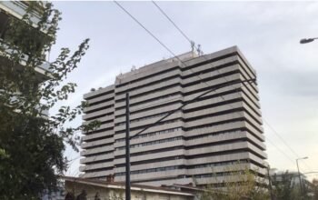 Αμπελόκηποι: Είχαν 31 κοτόπουλα και δεκάδες πτηνά και κατσίκες στον 16ο όροφο κτιρίου – Η καταγγελία που