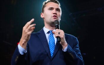 Υπόθεση Τσάρλι Κερκ: Τα «βουβά» ευρήματα της βαλλιστικής περιπλέκουν το θρίλερ της δολοφονίας