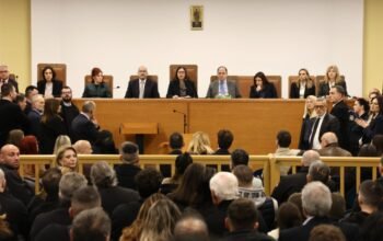 Δίκη για τα Τέμπη: Πώς θα μπουν στην αίθουσα δικηγόροι, κατηγορούμενοι, συγγενείς και δημοσιογράφοι – Η