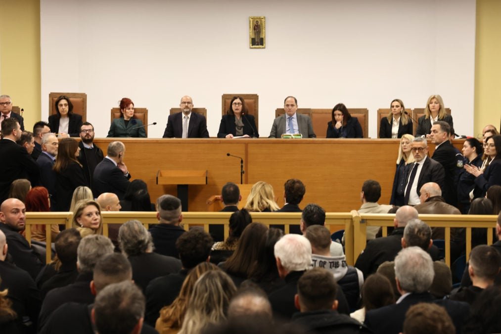 Δίκη για τα Τέμπη: Πώς θα μπουν στην αίθουσα δικηγόροι, κατηγορούμενοι, συγγενείς και δημοσιογράφοι – Η