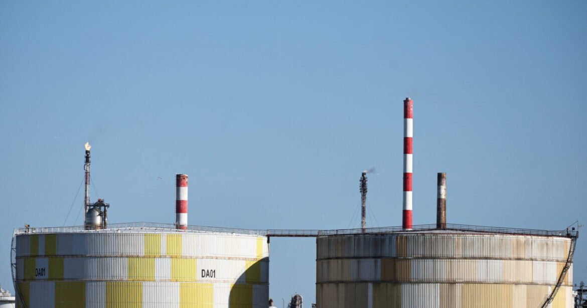 Συγκρατημένη άνοδος στο πετρέλαιο ενώ τα καύσιμα «καλπάζουν» – Θα έρθει ώρα που η αγορά δεν θα αντιδρά στα tweet του Τραμπ, λένε αναλυτές