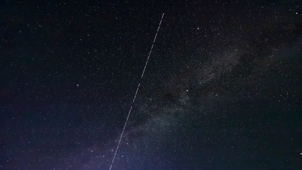 Μυστηριώδης «ανωμαλία» σε δορυφόρο Starlink: Δεκάδες συντρίμμια σε τροχιά γύρω από τη Γη