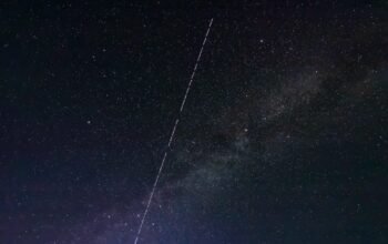 Μυστηριώδης «ανωμαλία» σε δορυφόρο Starlink: Δεκάδες συντρίμμια σε τροχιά γύρω από τη Γη