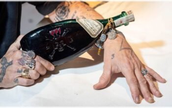 Ο Τζόνι Ντεπ λανσάρει ρούμι, με φιάλη εμπνευσμένη από τα τατουάζ του – Τη σχεδίασε ο ίδιος