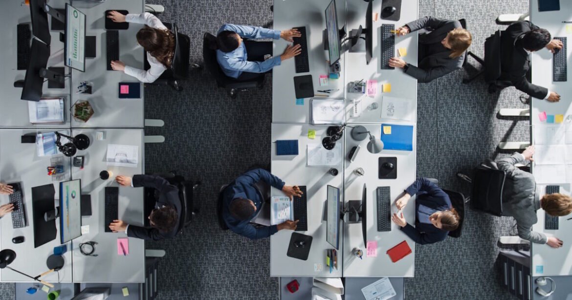 Πρεμιέρα σήμερα για τον νέο κατώτατο μισθό – Ποιοι επηρεάζονται και τα ποσοστά των αυξήσεων