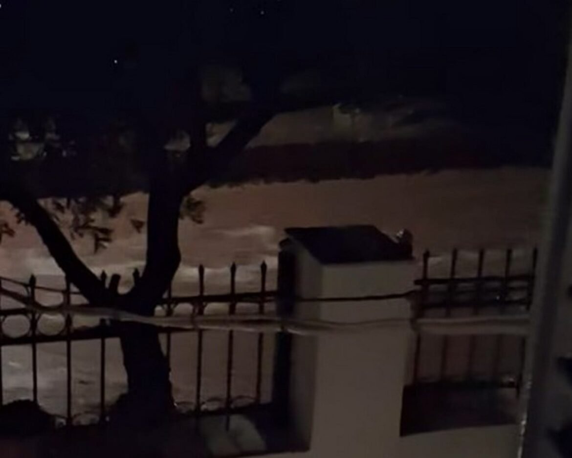 Σε χειμάρρους έχουν μετατραπεί οι δρόμοι στην Ύδρα από την κακοκαιρία «Erminio» – Δείτε βίντεο