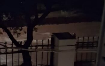 Σε χειμάρρους έχουν μετατραπεί οι δρόμοι στην Ύδρα από την κακοκαιρία «Erminio» – Δείτε βίντεο