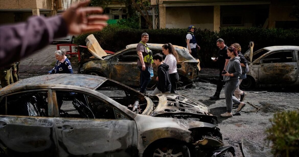 Ισραήλ: Το Ιράν εξαπέλυσε τη μεγαλύτερη πυραυλική επίθεση από την αρχή του πολέμου, ανήμερα του εβραϊκού Πάσχα