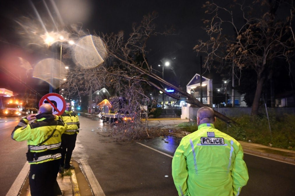 Κακοκαιρία Erminio: Νεκρός άνδρας στη Νέα Μάκρη, εντοπίστηκε κάτω από αυτοκίνητο – «Είχε σφηνώσει στη ρόδα,