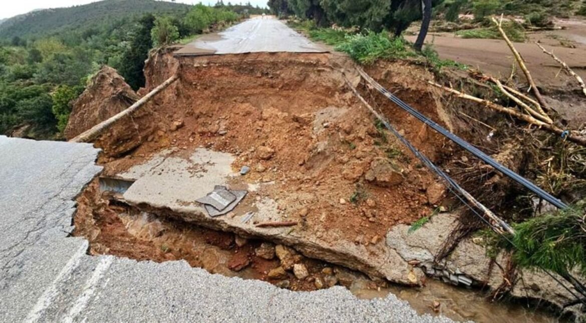 Κακοκαιρία Erminio: Καταστράφηκε ο δρόμος προς Καλλιτεχνούπολη στην Ραφήνα – Δείτε φωτογραφίες