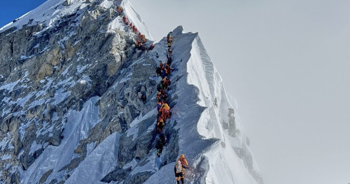 Η απάτη «ανέβηκε» στο Έβερεστ: Δηλητηρίαζαν ορειβάτες για να χρεώνουν «χρυσές» αεροδιακομιδές