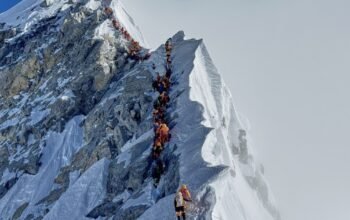 Η απάτη «ανέβηκε» στο Έβερεστ: Δηλητηρίαζαν ορειβάτες για να χρεώνουν «χρυσές» αεροδιακομιδές