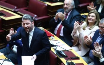 Εκλογές ζήτησε ο Ανδρουλάκης – Ενίοτε τα αιτήματα γίνονται και δεκτά, του απάντησε ο Χατζηδάκης