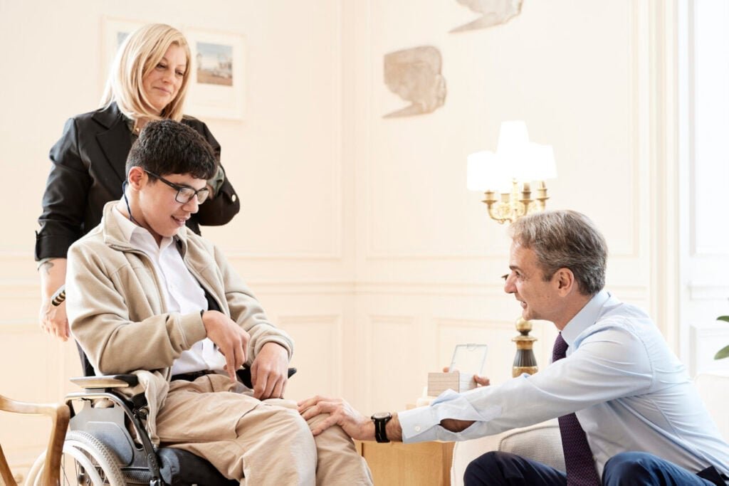 Η επιστολή ενός μαθητή με αναπηρία στον Πρωθυπουργό και η συνάντησή τους στο Μαξίμου