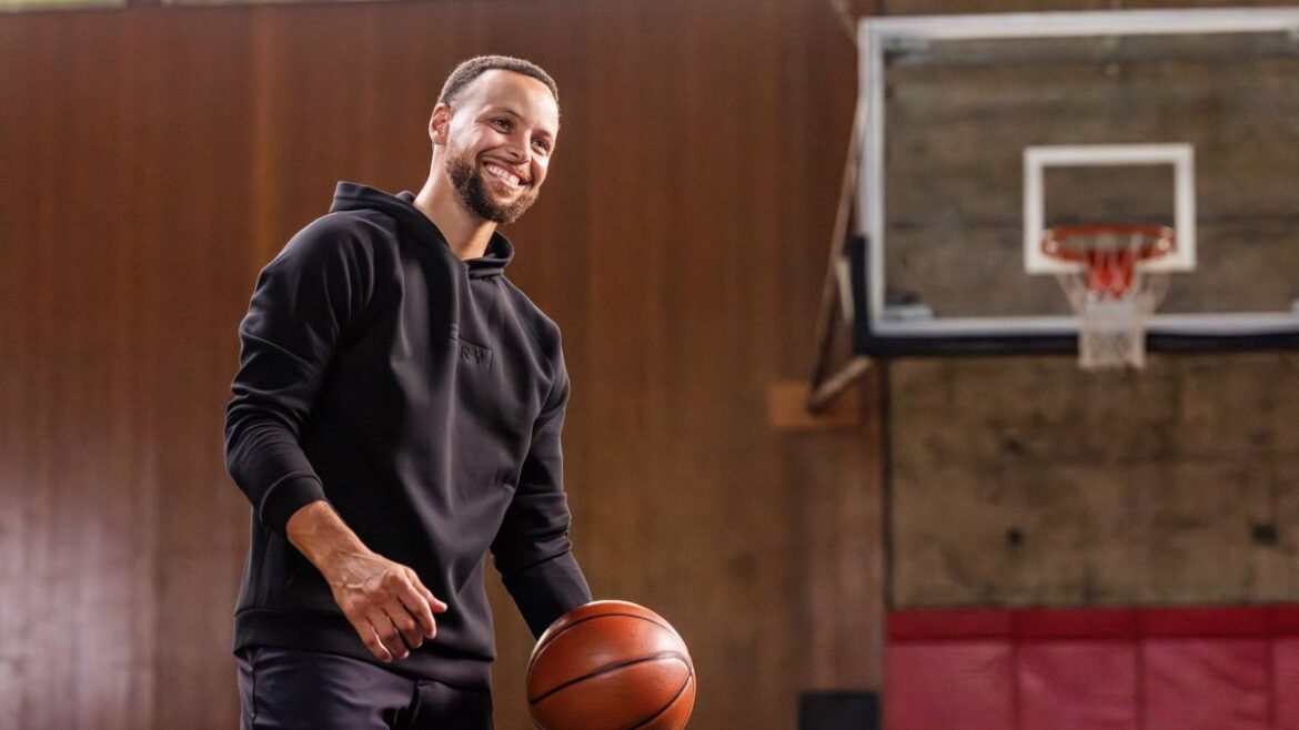 Η Google ετοιμάζει τον ανταγωνιστή του Whoop: Το νέο fitness tracker στον καρπό του Steph Curry