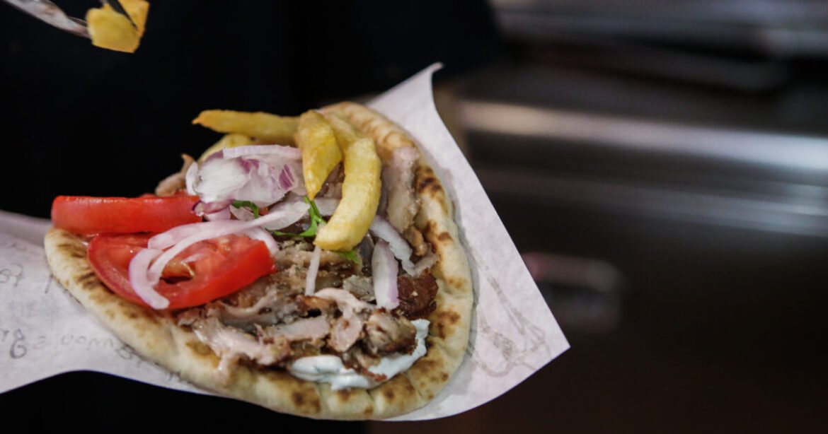 Σουβλάκι έως 5 ευρώ: Από φθηνή λύση είδος πολυτελείας – Πώς υπερδιπλασιάστηκε η τιμή του σε 6 χρόνια