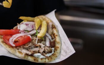 Σουβλάκι έως 5 ευρώ: Από φθηνή λύση είδος πολυτελείας – Πώς υπερδιπλασιάστηκε η τιμή του σε 6 χρόνια