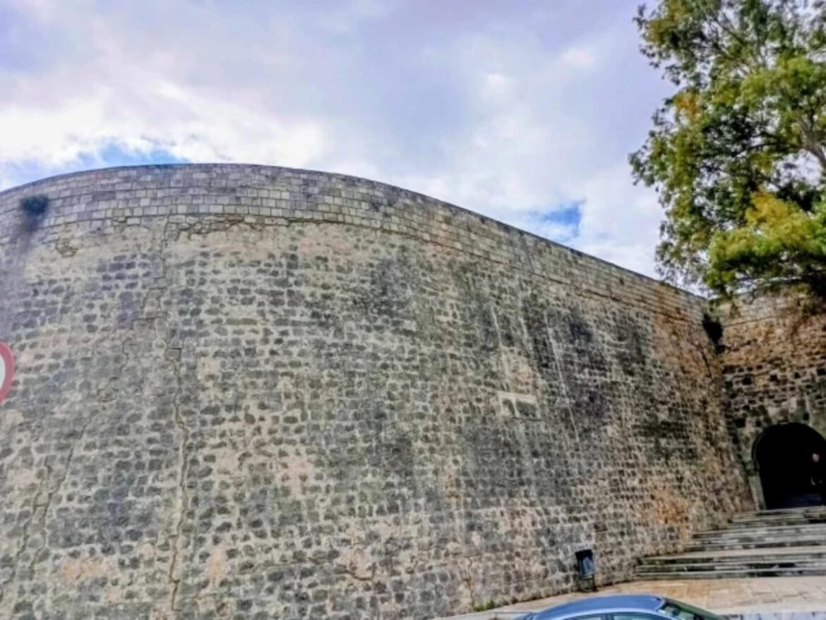 Ηράκλειο: 94χρονος έπεσε από τα τείχη και νοσηλεύεται σε κρίσιμη κατάσταση