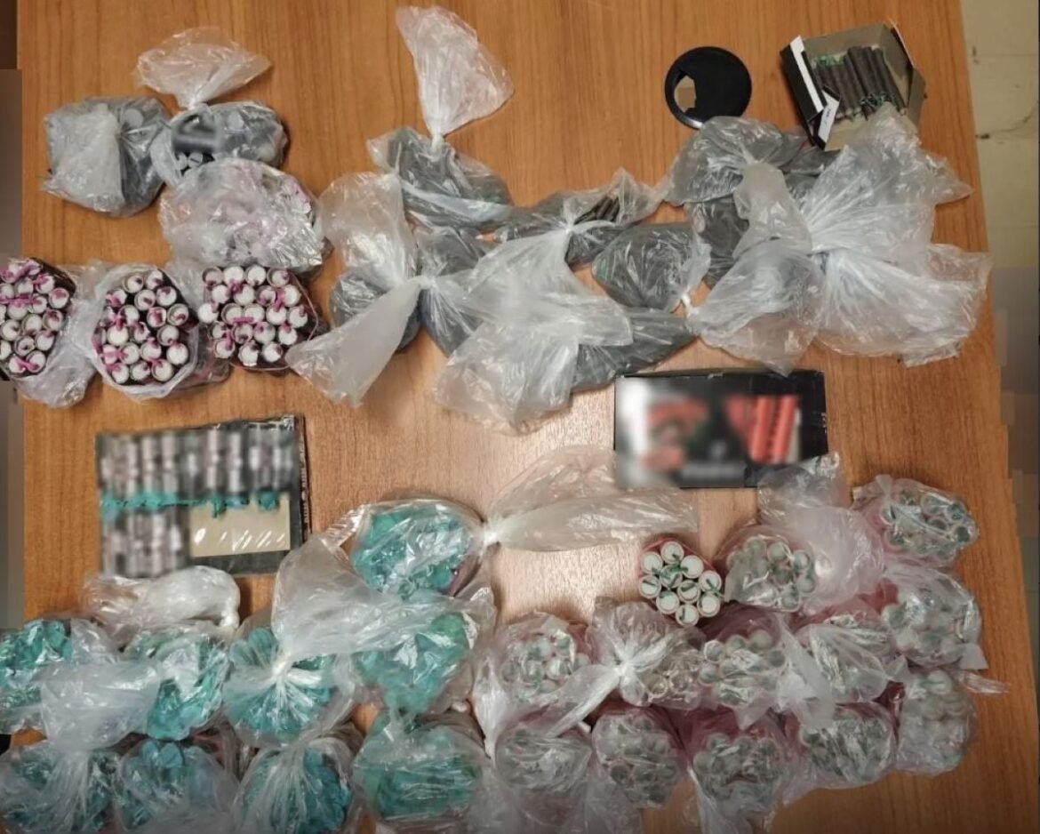 Συνελήφθησαν ανήλικοι στο κέντρο της Αθήνας: Είχαν πάνω τους 425 κροτίδες – Βρέθηκαν άλλες 369 στα σπίτια τους