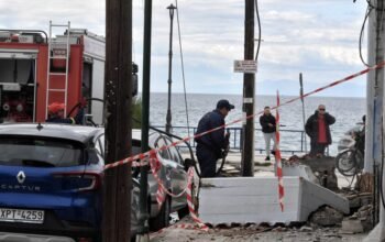 Τραγωδία στην Κόρινθο: Αφήνουν κεράκια στη μνήμη της 43χρονης που έχασε την ζωή της – Οι καταγγελίες για τις εργασίες που γίνονταν χωρίς σήμα