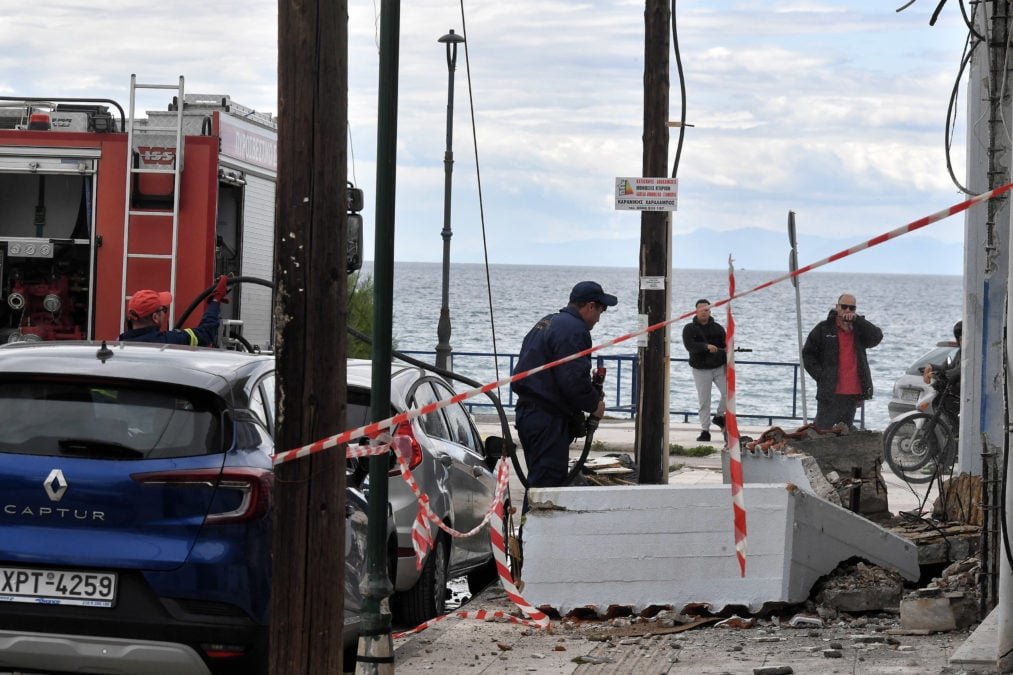 Τραγωδία στην Κόρινθο: Αφήνουν κεράκια στη μνήμη της 43χρονης που έχασε την ζωή της – Οι καταγγελίες για τις εργασίες που γίνονταν χωρίς σήμα