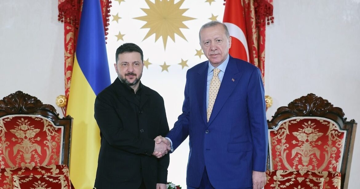 Ερντογάν σε Ζελένσκι: «Η Τουρκία παραμένει ο βασικός μεσολαβητής για την ειρήνη στην Ουκρανία»