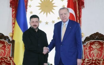 Ερντογάν σε Ζελένσκι: «Η Τουρκία παραμένει ο βασικός μεσολαβητής για την ειρήνη στην Ουκρανία»