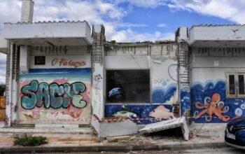 Κόρινθος: Πού επικεντρώνονται οι έρευνες για τα αίτια της τραγωδίας – Τουλάχιστον 2 τόνους ζύγιζε το μπαλκόνι που καταπλάκωσε την 43χρονη