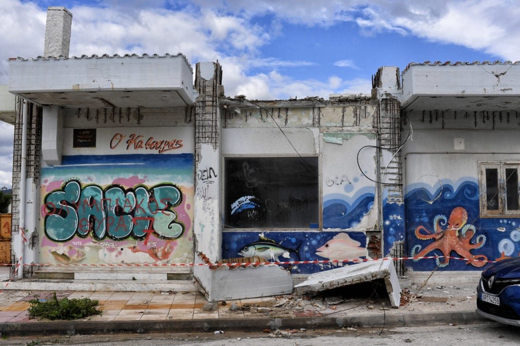 Κόρινθος: Πού επικεντρώνονται οι έρευνες για τα αίτια της τραγωδίας – Τουλάχιστον 2 τόνους ζύγιζε το μπαλκόνι που καταπλάκωσε την 43χρονη