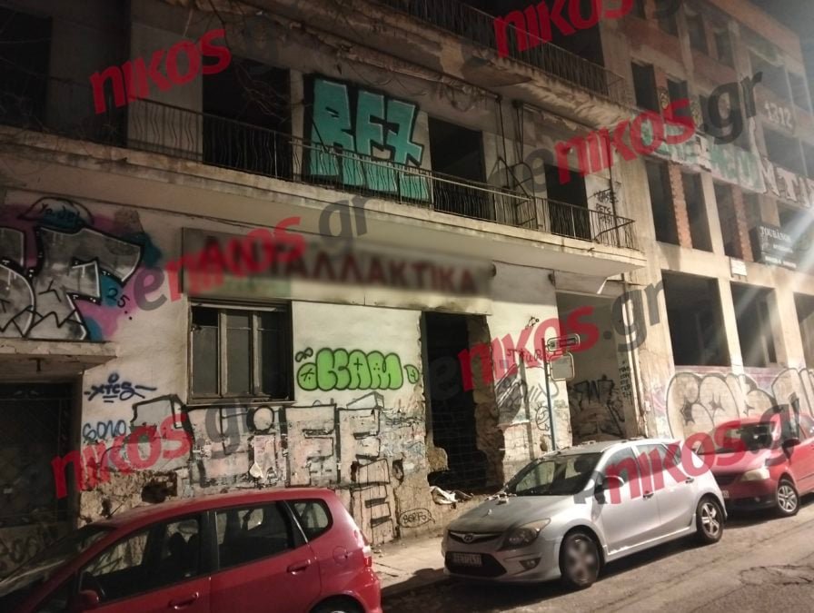 Νέος Κόσμος: Τμήμα μπαλκονιού κατέρρευσε πάνω σε σταθμευμένο αυτοκίνητο – ΦΩΤΟ αναγνώστη