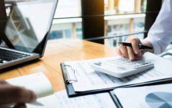 ΑΑΔΕ: 8.000 φορολογικοί έλεγχοι αποκάλυψαν 5,6 εκατ. ευρώ αδήλωτες συναλλαγές και 50.000 παραβάσεις στο α’ τρίμηνο 2026