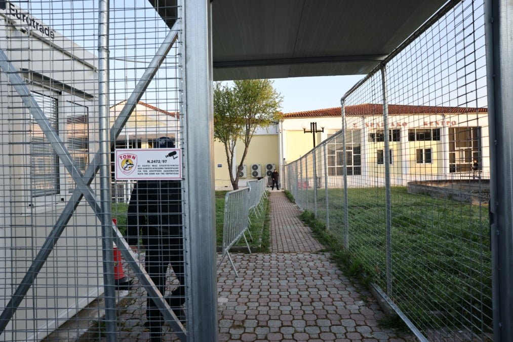 LIVE – Τέμπη: Συνεχίζεται η δίκη με τη διαδικασία των νομιμοποιήσεων