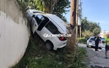 Χανιά: Αυτοκίνητο… σκαρφάλωσε κάθετα σε τοίχο – Δείτε φωτογραφίες