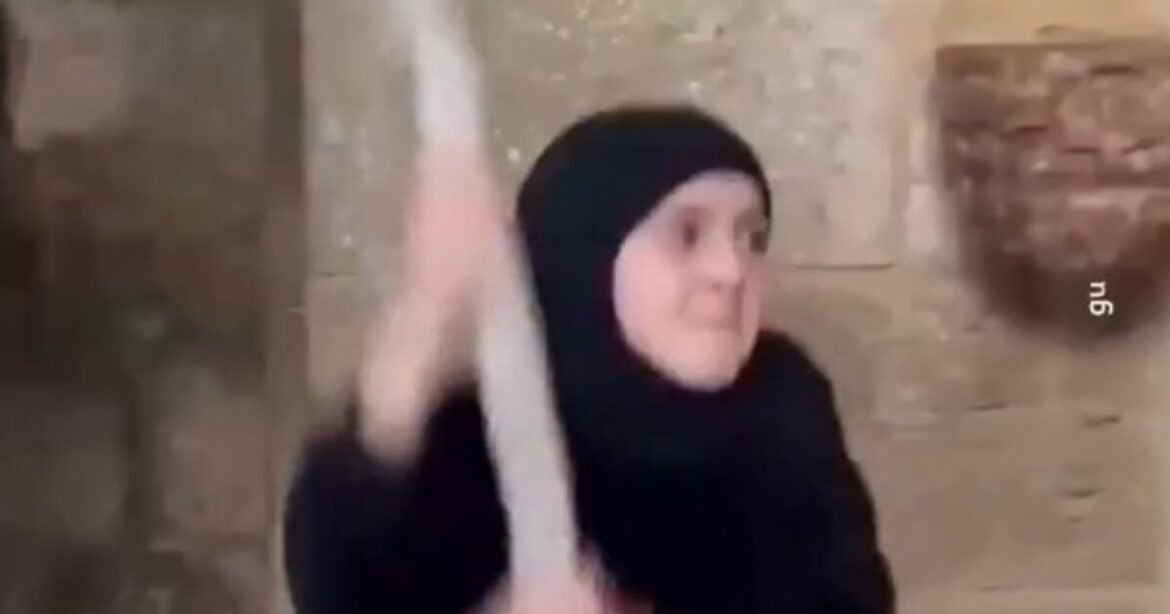 «Είμαστε όλοι ένα» – Μικρή μουσουλμάνα χτυπά καμπάνα εκκλησίας στον Λίβανο ως μήνυμα ενότητας