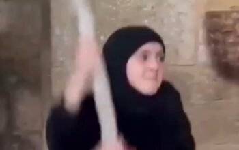 «Είμαστε όλοι ένα» – Μικρή μουσουλμάνα χτυπά καμπάνα εκκλησίας στον Λίβανο ως μήνυμα ενότητας