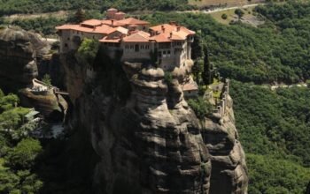 Τραγωδία στα Μετέωρα: Νεκρή γυναίκα που έπεσε από τους βράχους