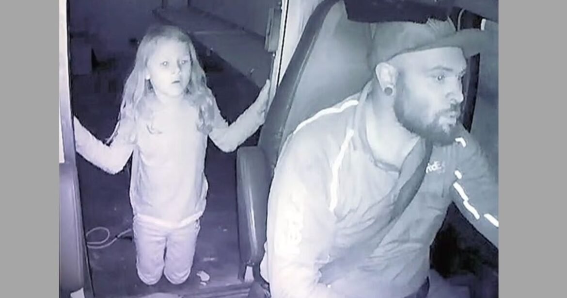 Ανατριχιαστική εικόνα: Η 7χρονη Athena μαζί με τον δολοφονό της λίγα λεπτά πριν την στραγγαλίσει