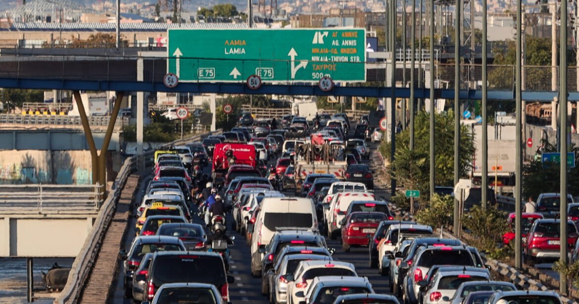 Κίνηση στους δρόμους: Στο «κόκκινο» η άνοδος του Κηφισού, προβλήματα σε Κηφισίας και Μεσογείων