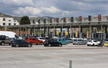 Πάσχα 2026: Εγκαταλείπουν την Αθήνα οι εκδρομείς, φεύγουν με πλοία, αυτοκίνητα και λεωφορεία – Αυξημένη