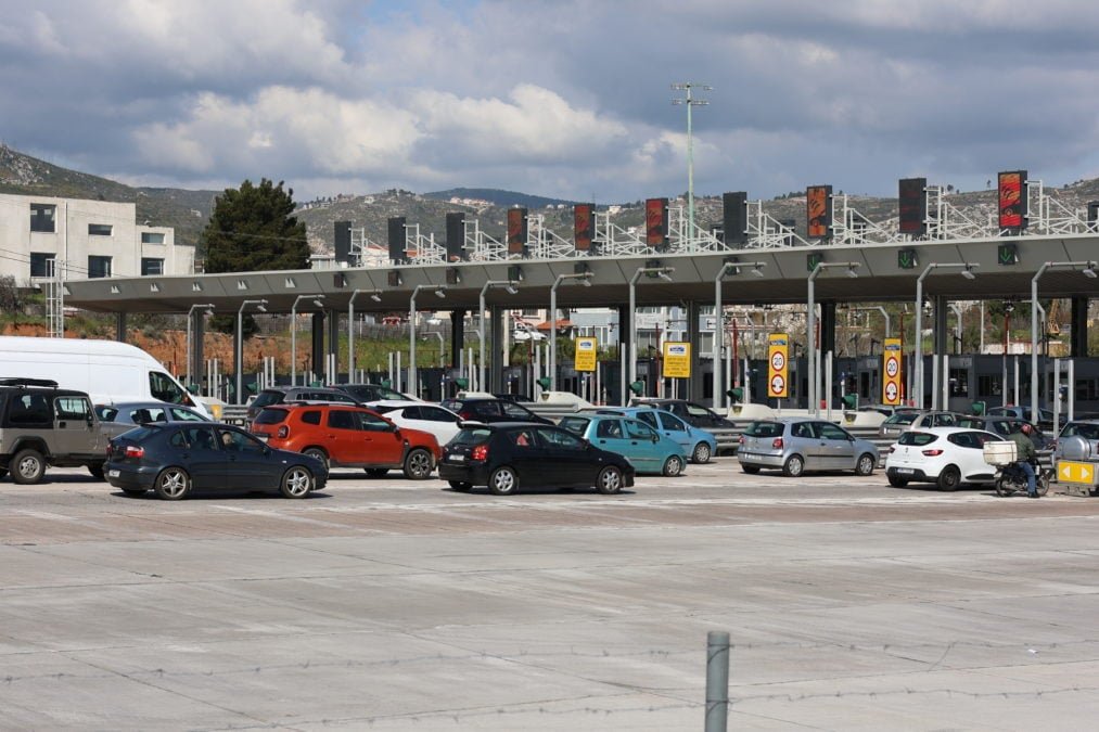 Πάσχα 2026: Εγκαταλείπουν την Αθήνα οι εκδρομείς, φεύγουν με πλοία, αυτοκίνητα και λεωφορεία – Αυξημένη