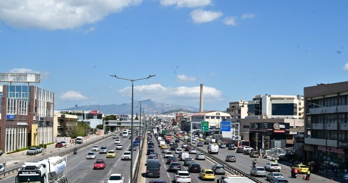 Κίνηση: Αδειάζει η Αθήνα για το Πάσχα – Μεγάλη έξοδος εκδρομέων με μποτιλιάρισμα σε δρόμους, λιμάνια και ΚΤΕΛ