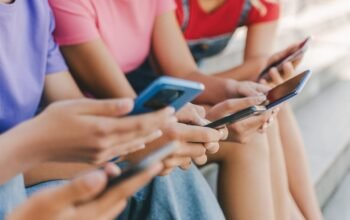 Κομισιόν: Η αντίδραση στην επιστολή Μητσοτάκη για το age ban στα social media