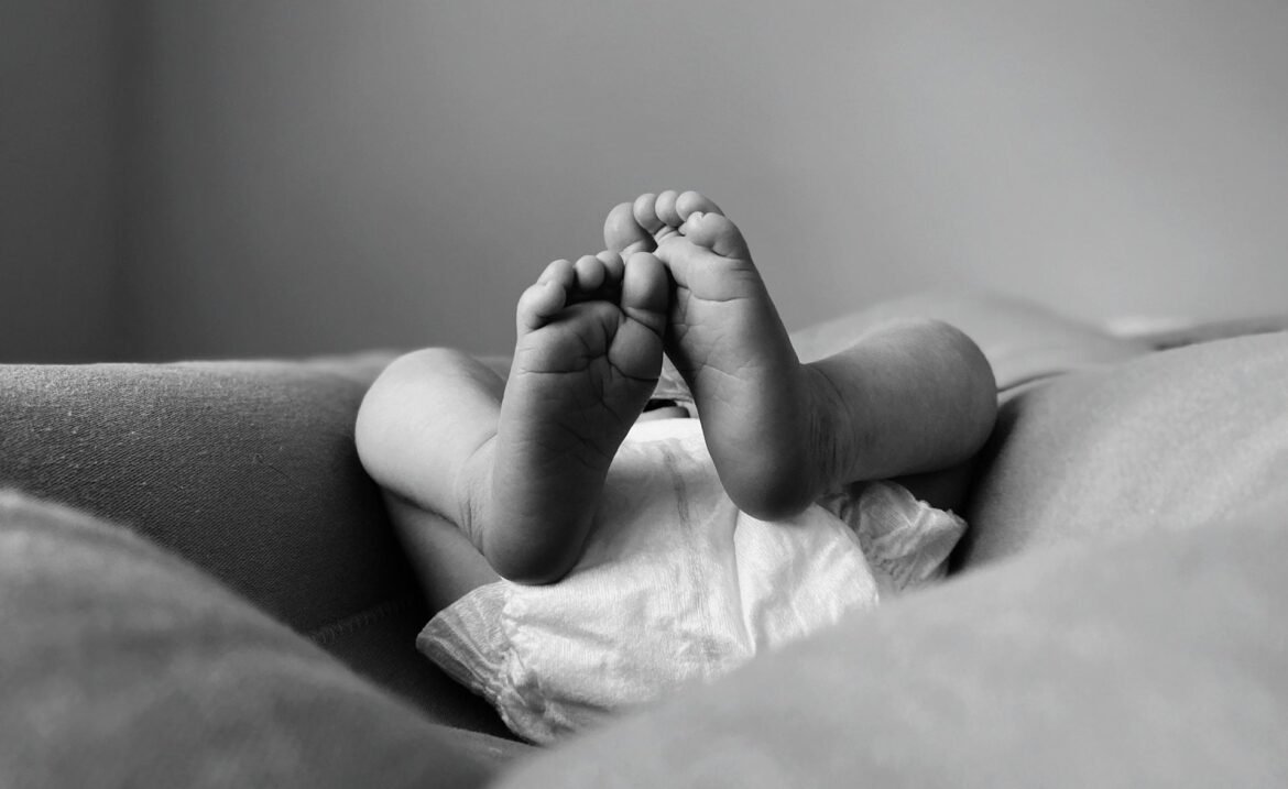 Φρίκη στην Ηλεία: Ο μεθυσμένος σύντροφος της μητέρας δάγκωνε το βρέφος – Τον είχε γνωρίσει στο Tik Tok