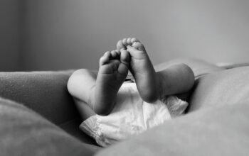 Φρίκη στην Ηλεία: Ο μεθυσμένος σύντροφος της μητέρας δάγκωνε το βρέφος – Τον είχε γνωρίσει στο Tik Tok