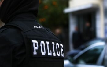 Χανιά: Οπλοστάσιο σε σπίτι 68χρονου με taser και συσκευές GPS – Εντόπισαν όπλα στις αποσκευές του στο