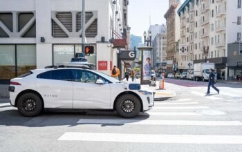 Waymo: Τα αυτόνομα οχήματα γίνονται «φύλακες» των δρόμων ανιχνεύοντας αυτόματα κάθε λακκούβα