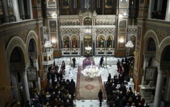Σε κλίμα κατάνυξης η Ακολουθία του Επιτάφιου στη Μητρόπολη Αθηνών και η περιφορά στο Σύνταγμα – Στην Πλάκα ο