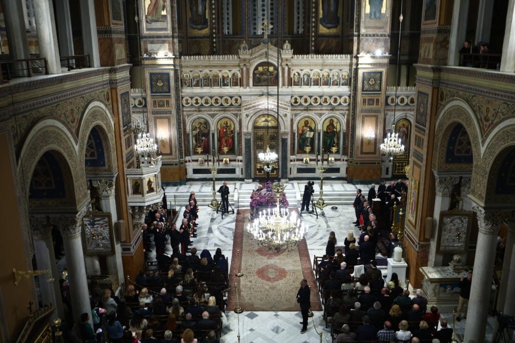 Σε κλίμα κατάνυξης η Ακολουθία του Επιτάφιου στη Μητρόπολη Αθηνών και η περιφορά στο Σύνταγμα – Στην Πλάκα ο